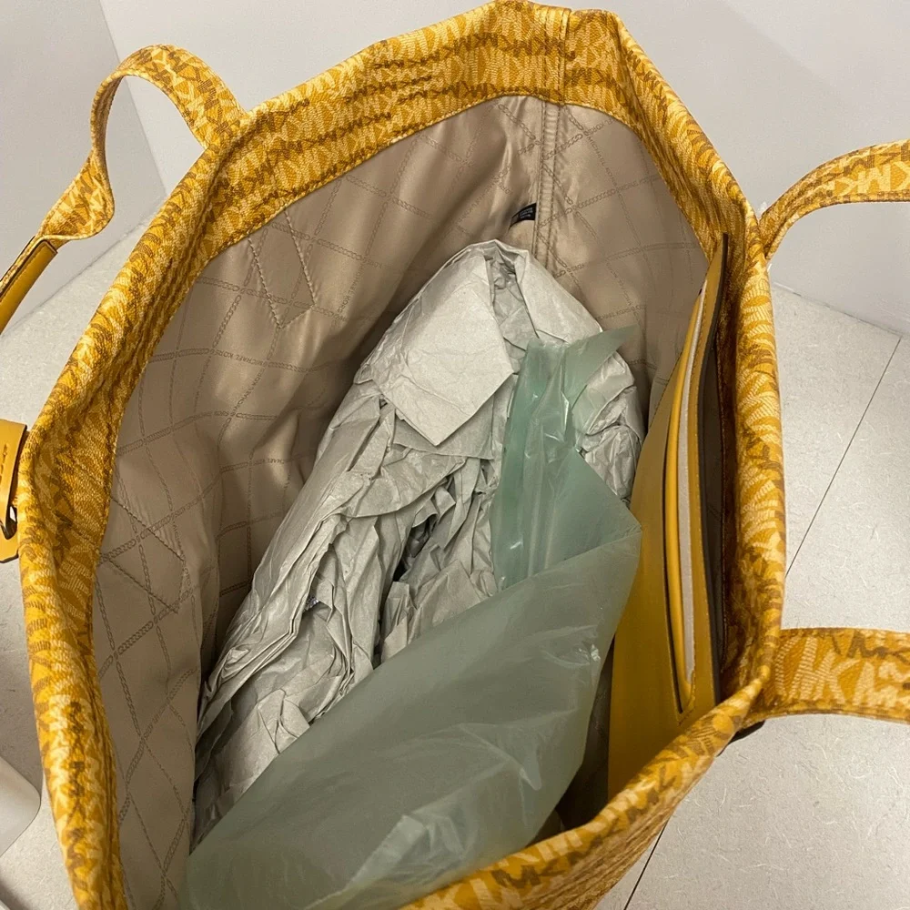 NEW AUTHENTIC Michael Kors extra large tote/overnight bag